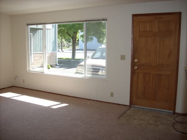 Springfield Apartment: 310 Pioneer Parkway West