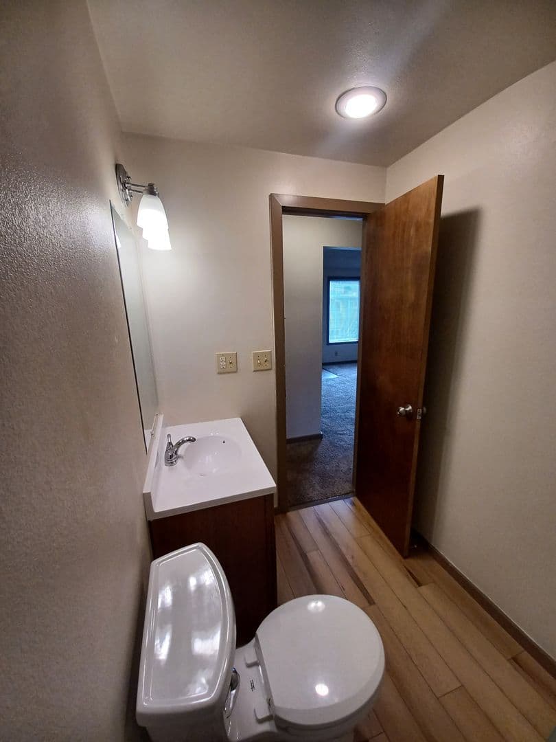 Eugene Apartment: 1810/1814/1818/1822/1832/1838/1844 Ferry Alley