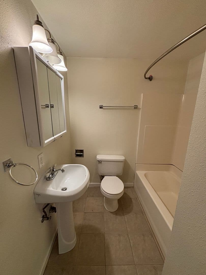 Eugene Apartment: 457 W. 8th Avenue #1-22
