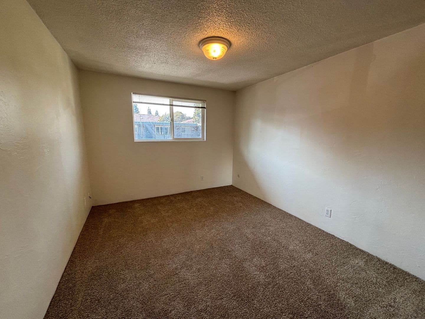 Eugene Apartment: 457 W. 8th Avenue #1-22