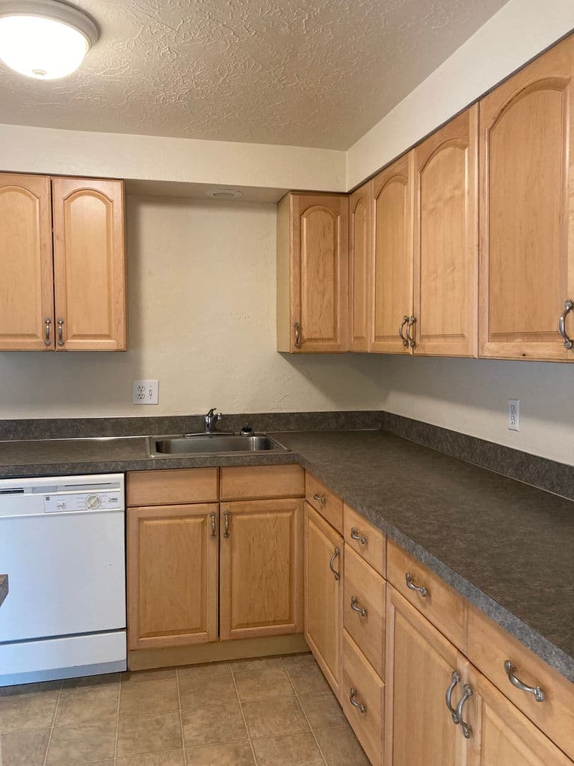 Eugene Apartment: 84/86 Kourt Drive