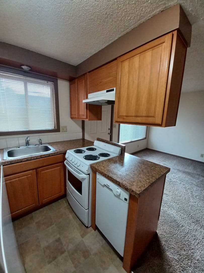 Eugene Apartment: 1810/1814/1818/1822/1832/1838/1844 Ferry Alley