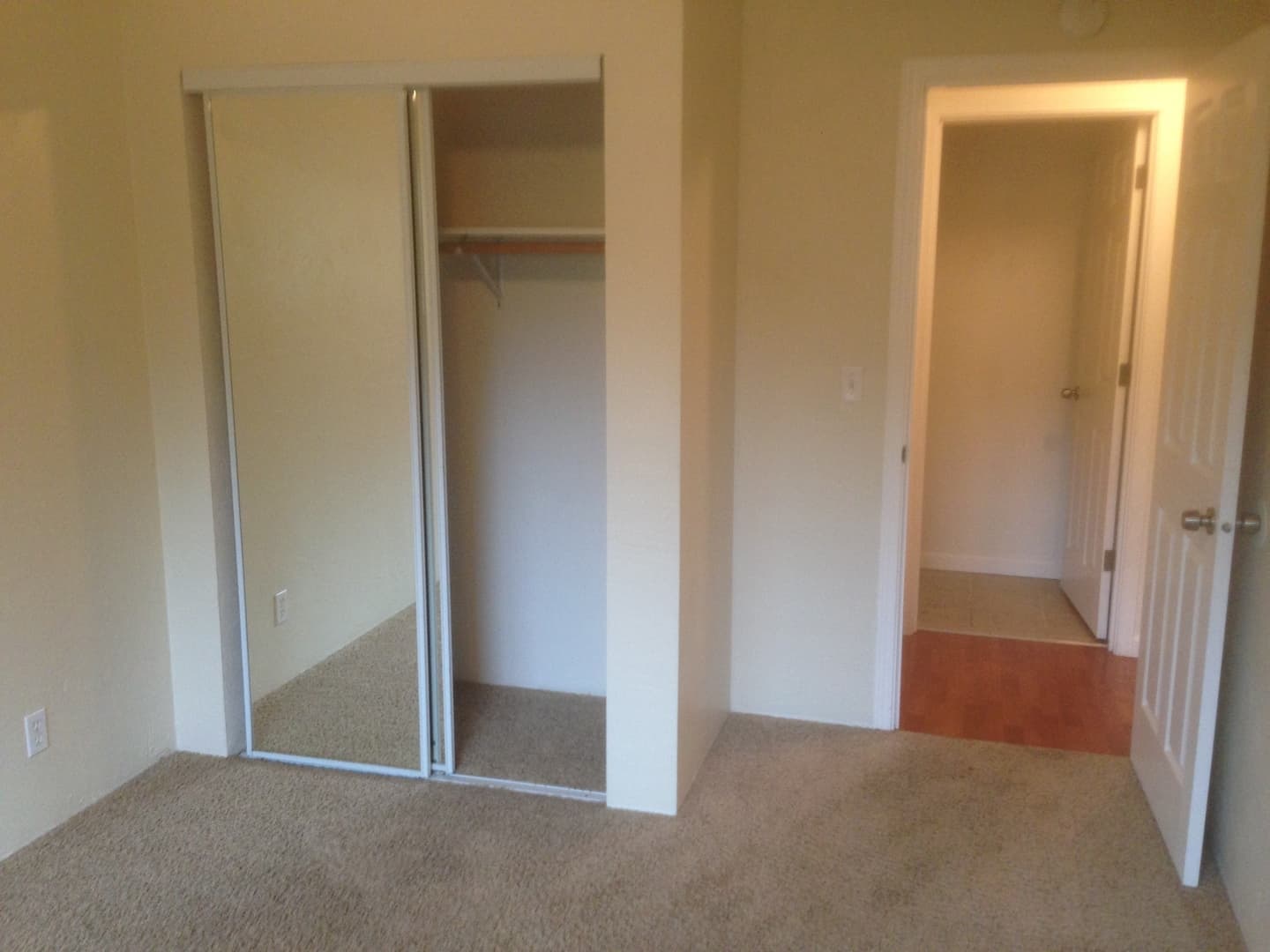 Eugene Apartment: 457 W. 8th Avenue #1-22