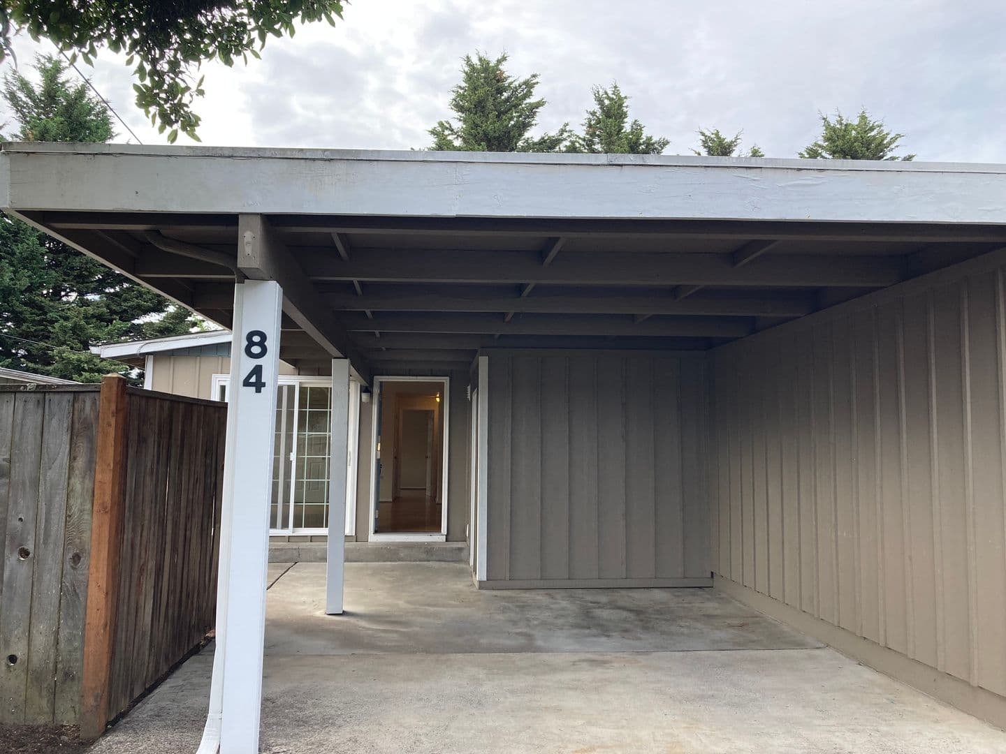 Eugene Apartment: 84/86 Kourt Drive