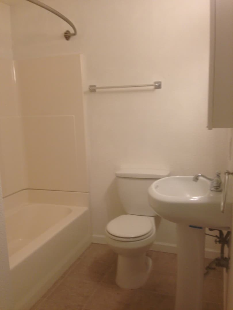 Eugene Apartment: 457 W. 8th Avenue #1-22