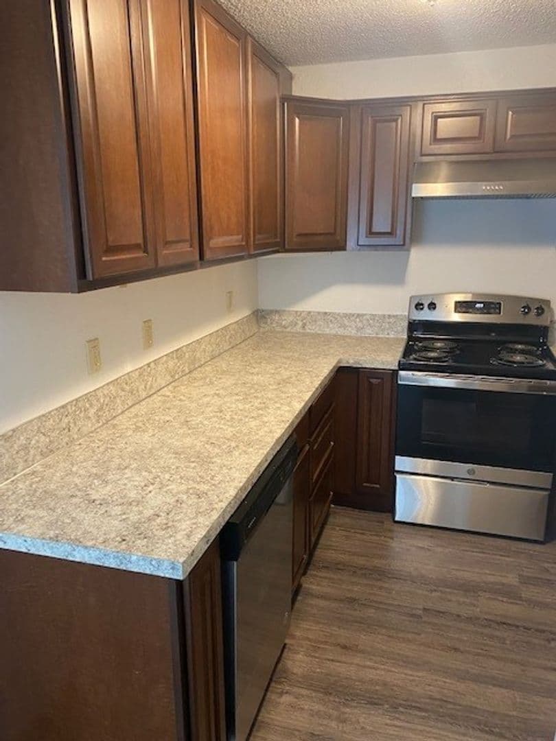 Eugene Apartment: 1893 Garden Ave #22