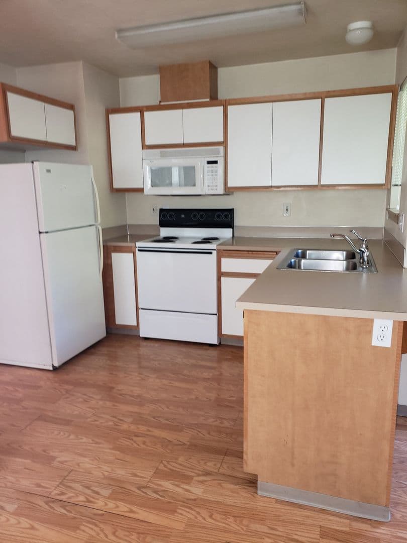 Eugene Apartment: 962/964/966 E.18th Ave