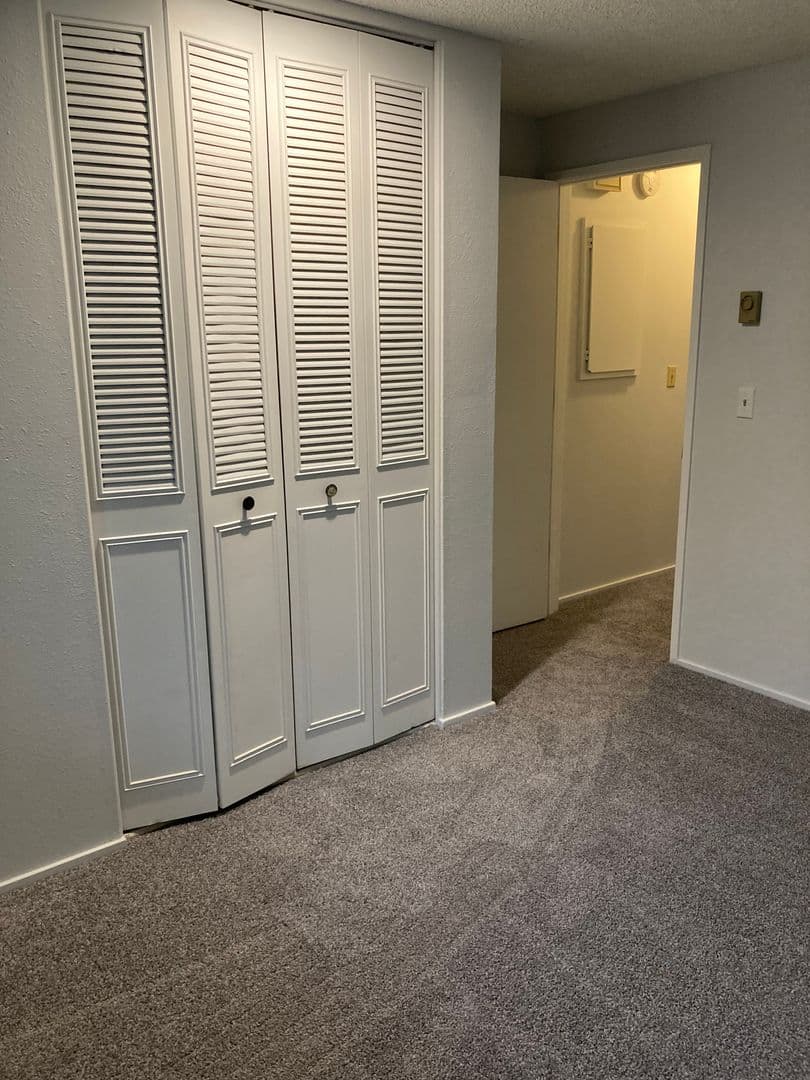 Springfield Apartment: 3210 South E Court