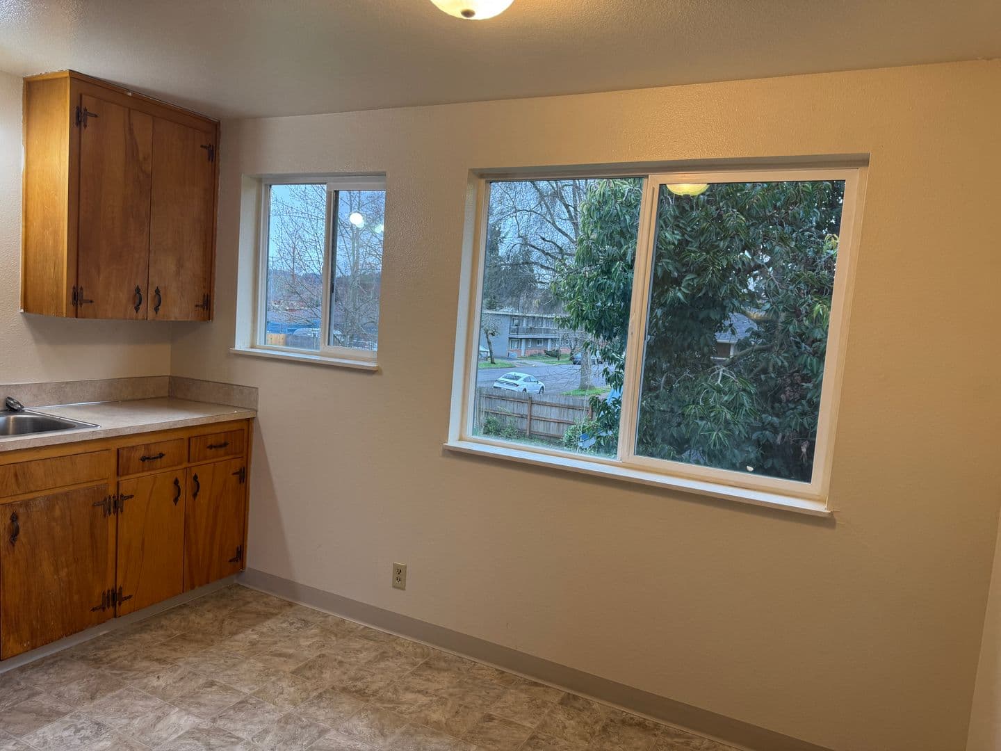Springfield Apartment: 310 Pioneer Parkway West