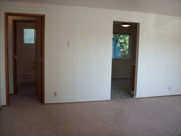 Springfield Apartment: 310 Pioneer Parkway West
