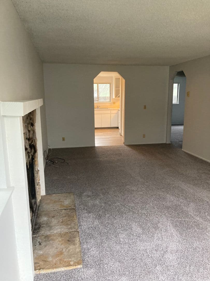 Springfield Apartment: 3210 South E Court