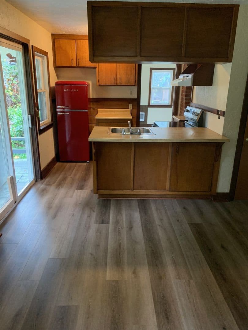 Eugene Apartment: 570/570 1/2/572 W. 10th Ave.