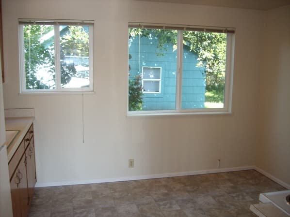Springfield Apartment: 310 Pioneer Parkway West