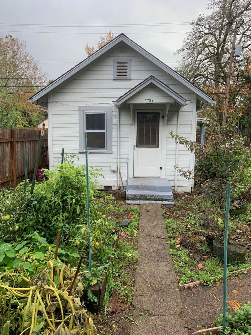 Eugene Apartment: 570/570 1/2/572 W. 10th Ave.