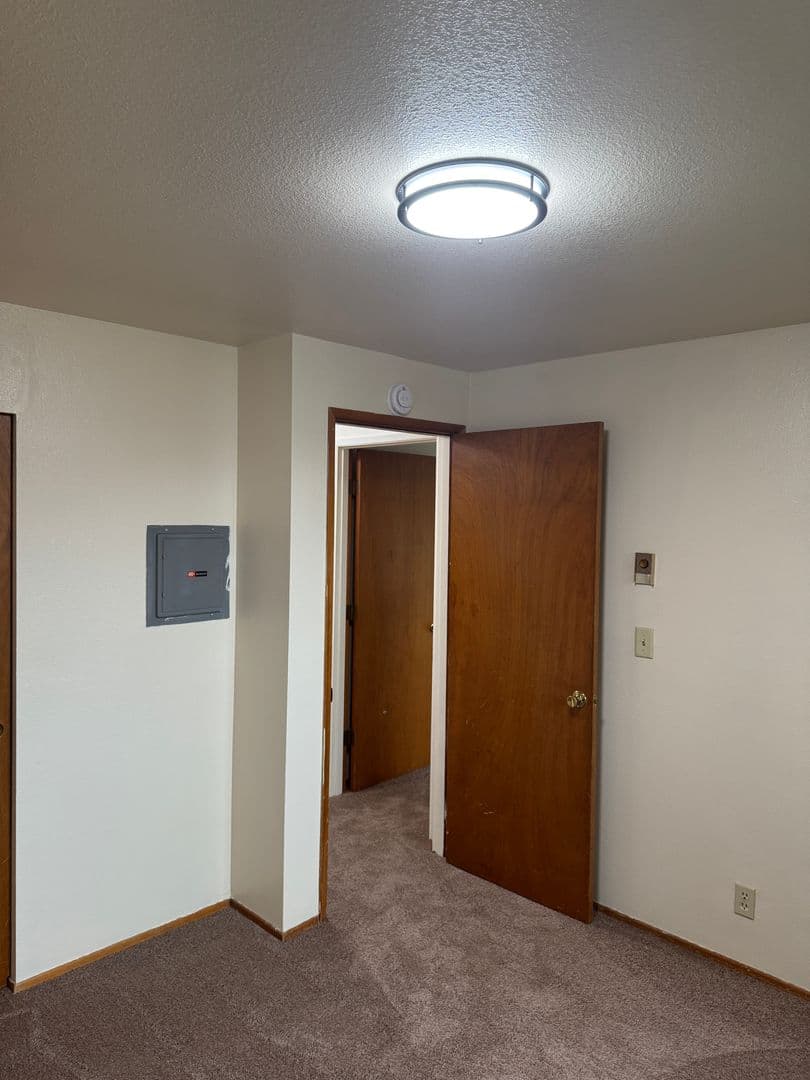 Springfield Apartment: 310 Pioneer Parkway West