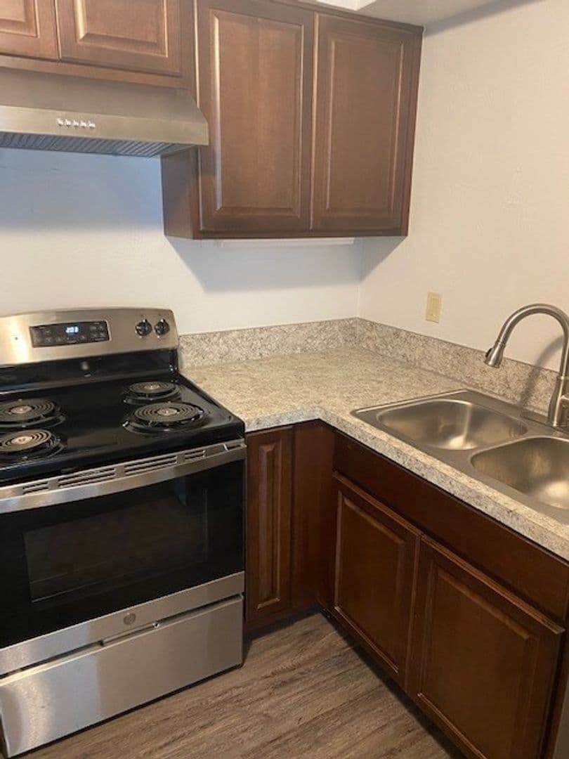 Eugene Apartment: 1893 Garden Ave #3