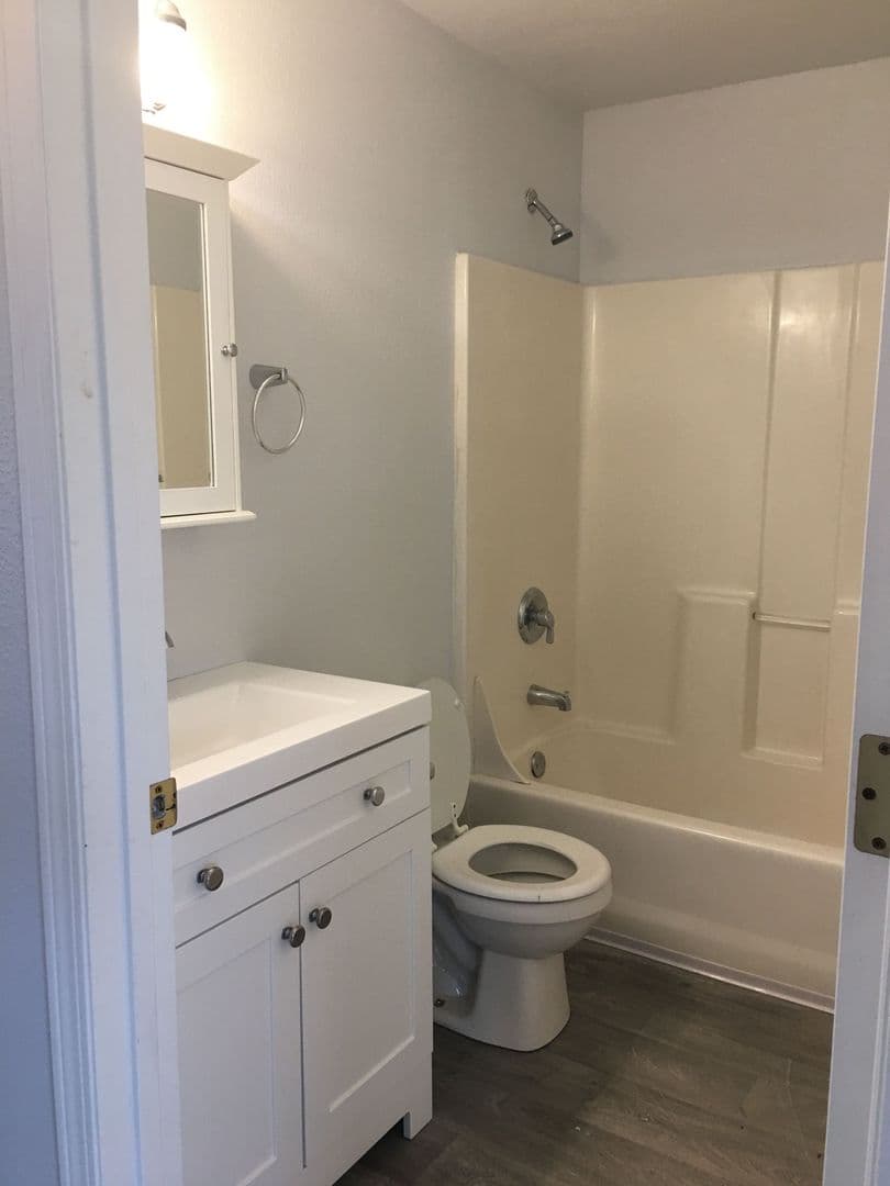 Eugene Apartment: 118/122 Lea Ave.