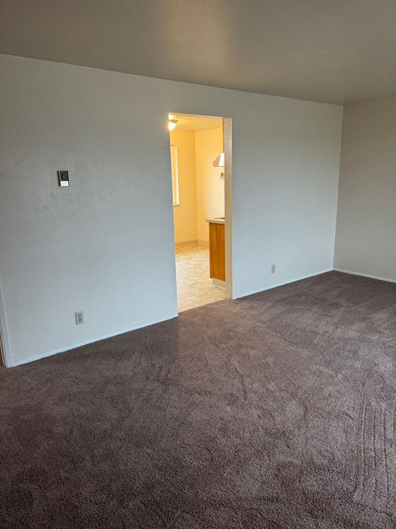 Springfield Apartment: 310 Pioneer Parkway West