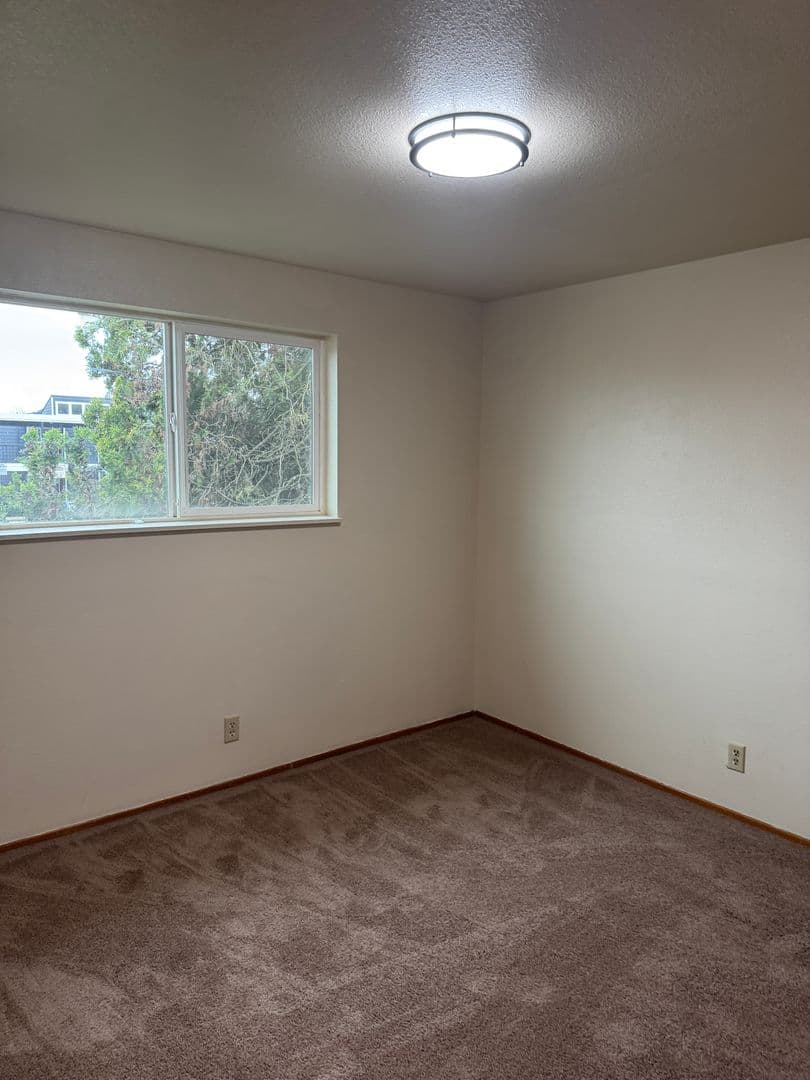 Springfield Apartment: 310 Pioneer Parkway West