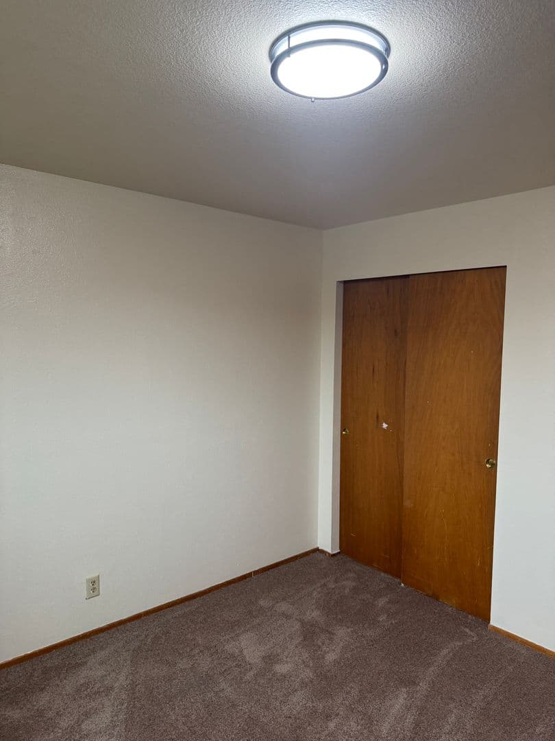 Springfield Apartment: 310 Pioneer Parkway West