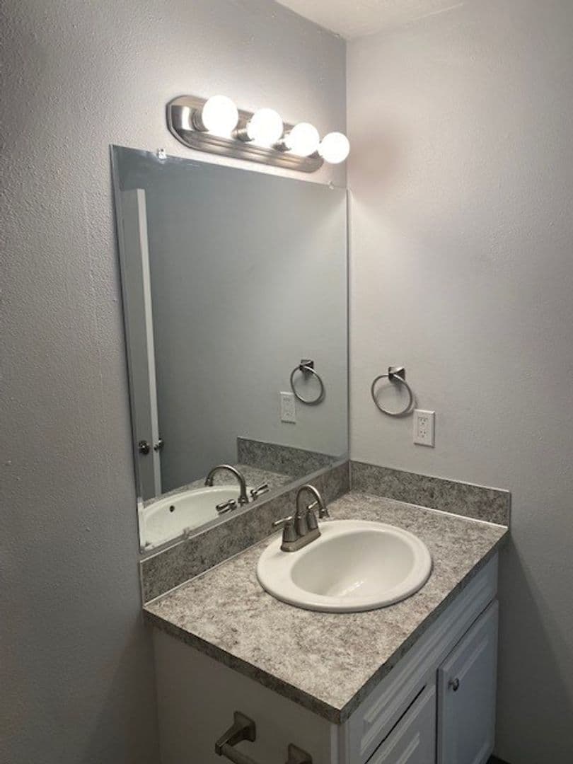 Eugene Apartment: 1893 Garden Ave #22