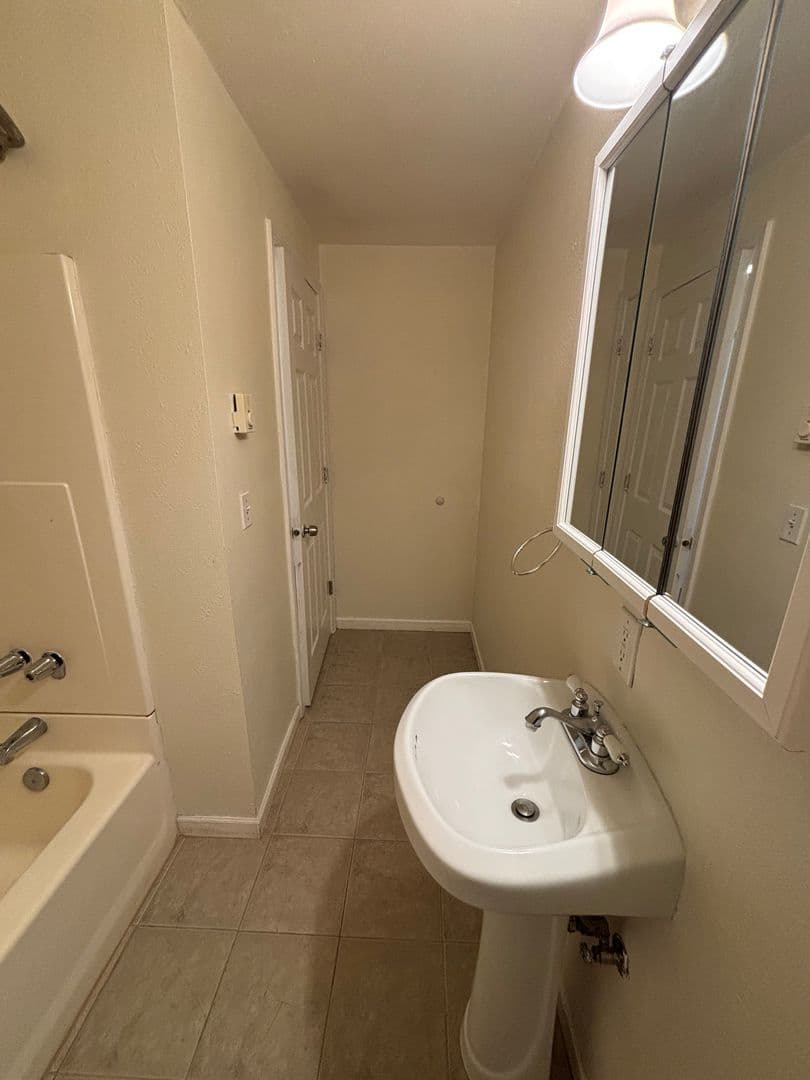 Eugene Apartment: 457 W. 8th Avenue #1-22