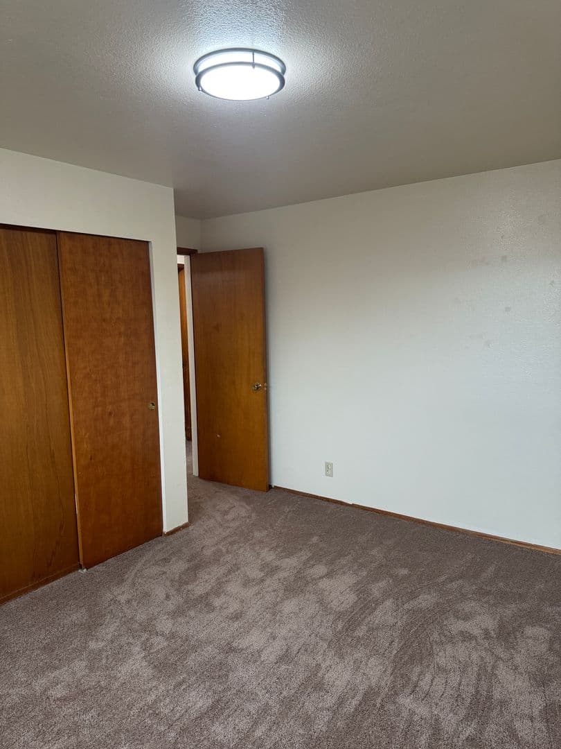 Springfield Apartment: 310 Pioneer Parkway West