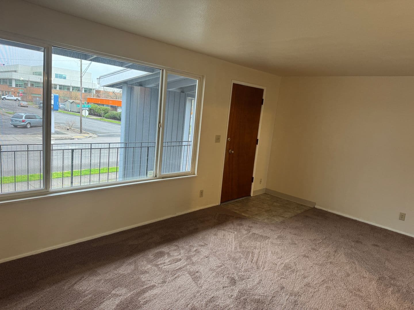 Springfield Apartment: 310 Pioneer Parkway West