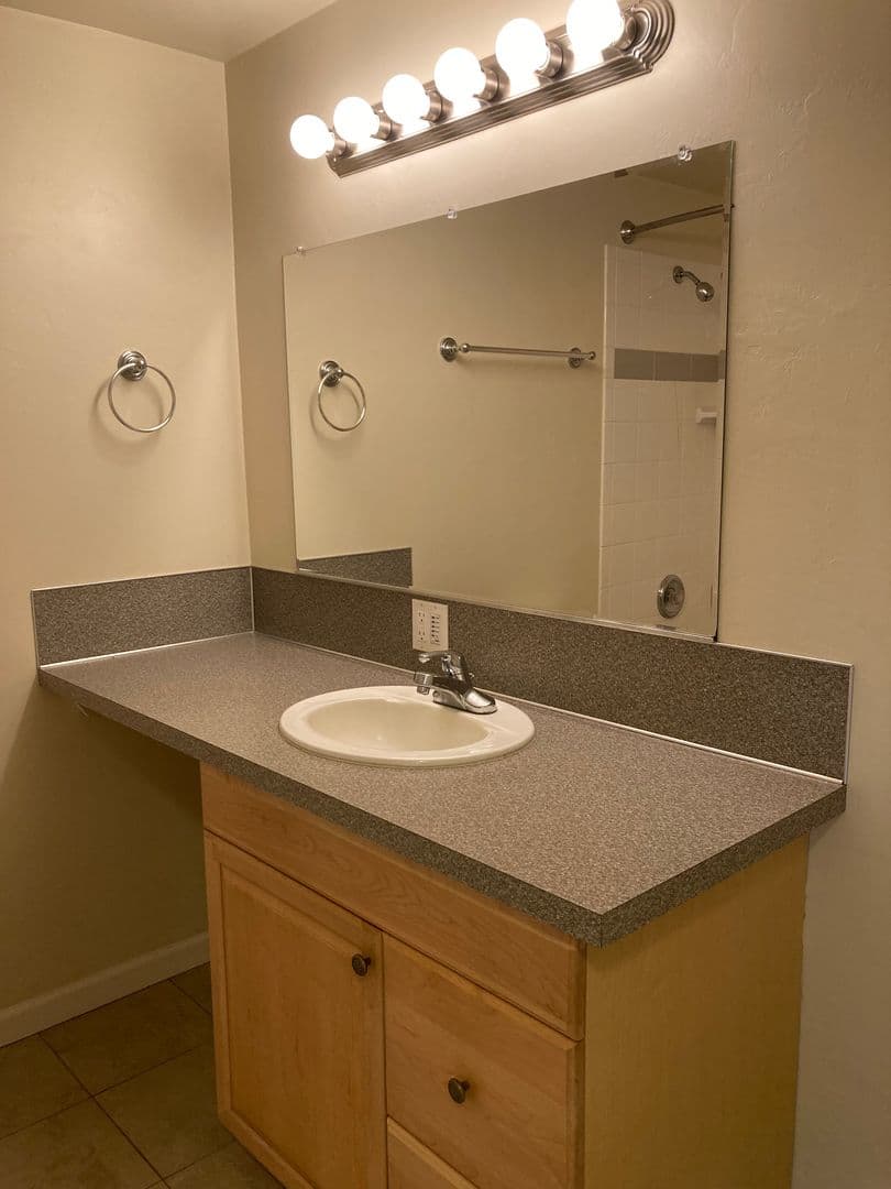 Eugene Apartment: 84/86 Kourt Drive