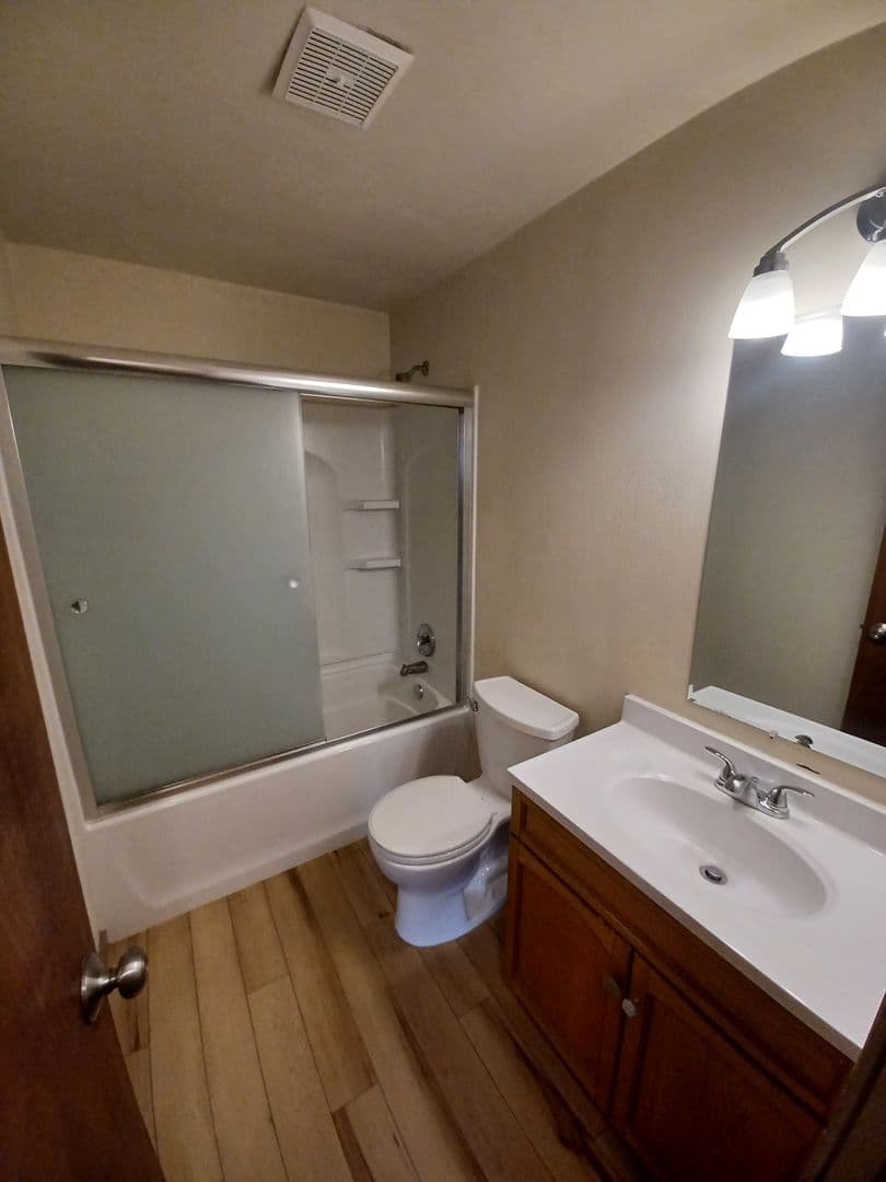Eugene Apartment: 1810/1814/1818/1822/1832/1838/1844 Ferry Alley