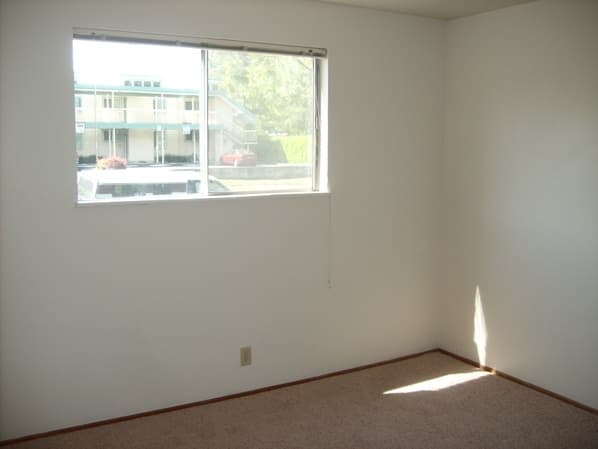 Springfield Apartment: 310 Pioneer Parkway West
