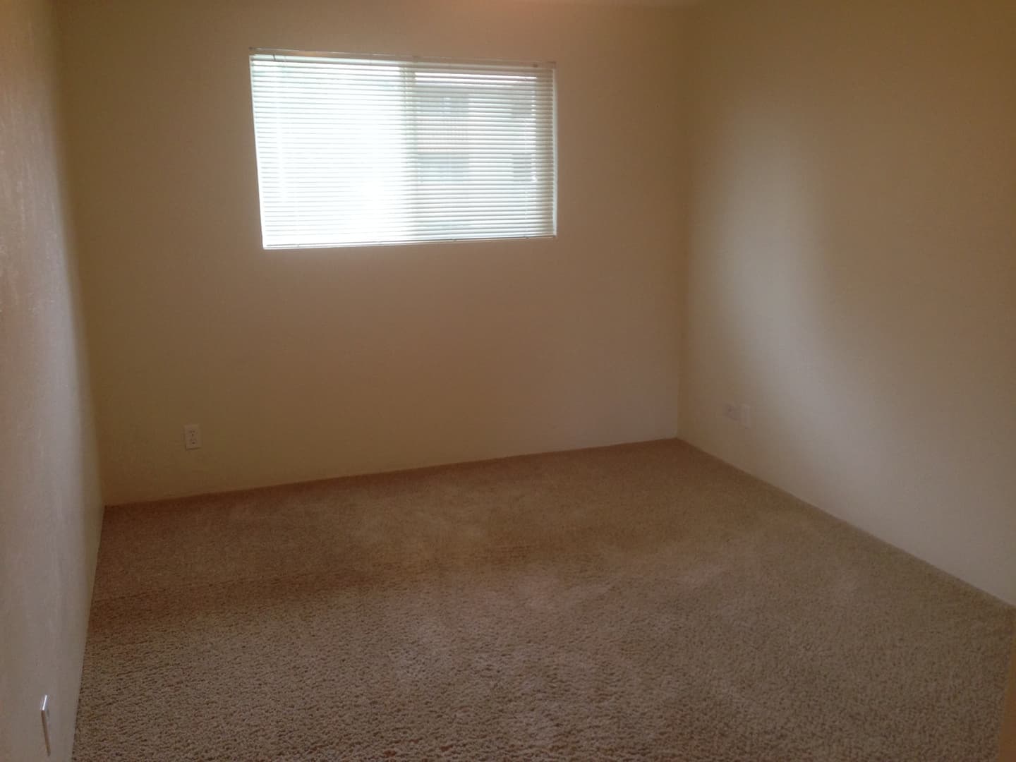 Eugene Apartment: 457 W. 8th Avenue #1-22