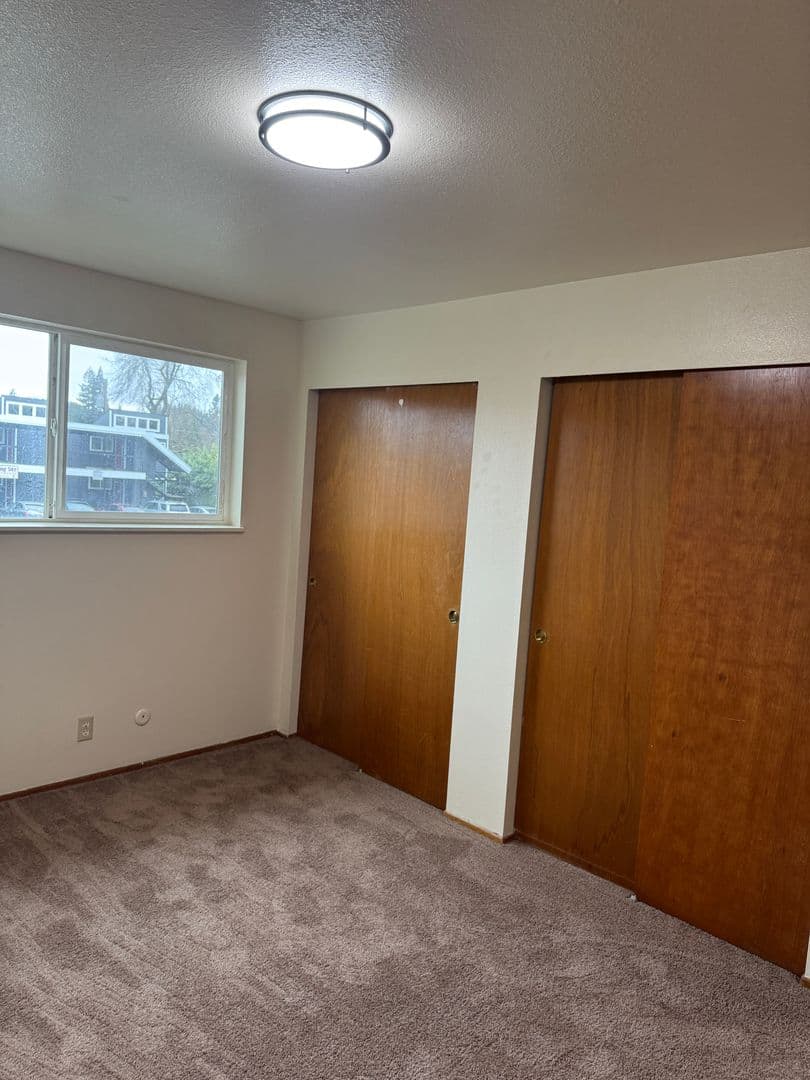 Springfield Apartment: 310 Pioneer Parkway West