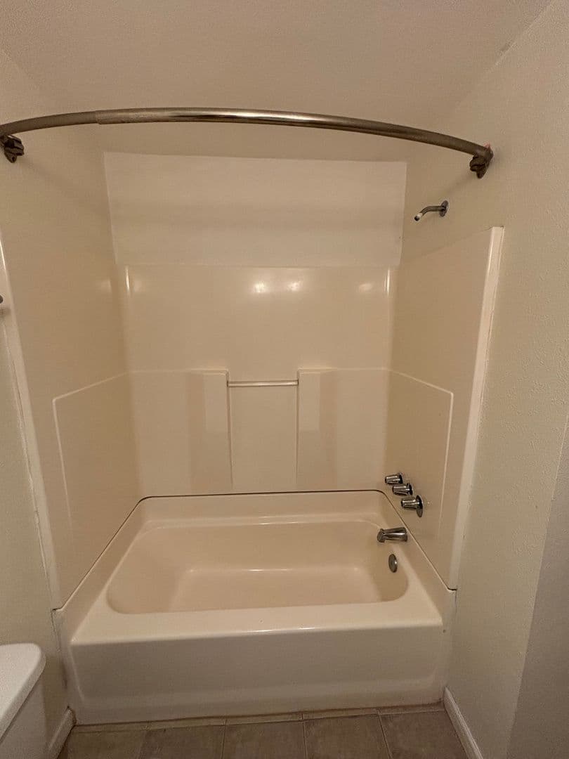 Eugene Apartment: 457 W. 8th Avenue #1-22