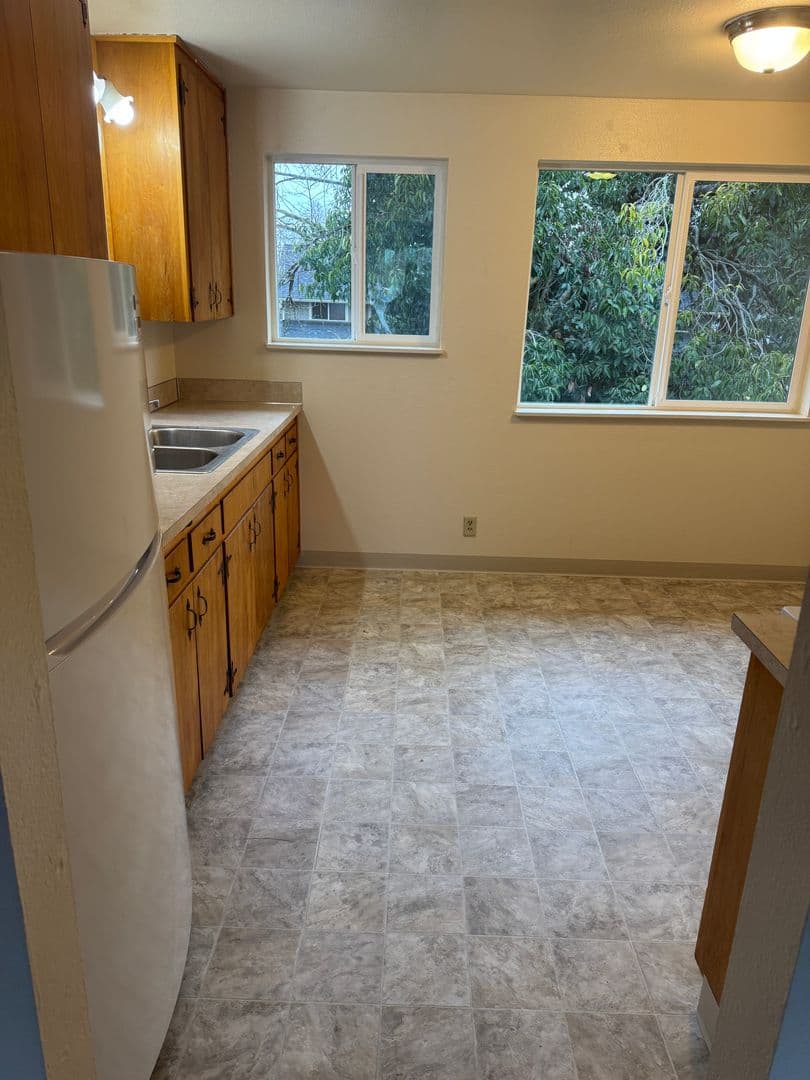Springfield Apartment: 310 Pioneer Parkway West