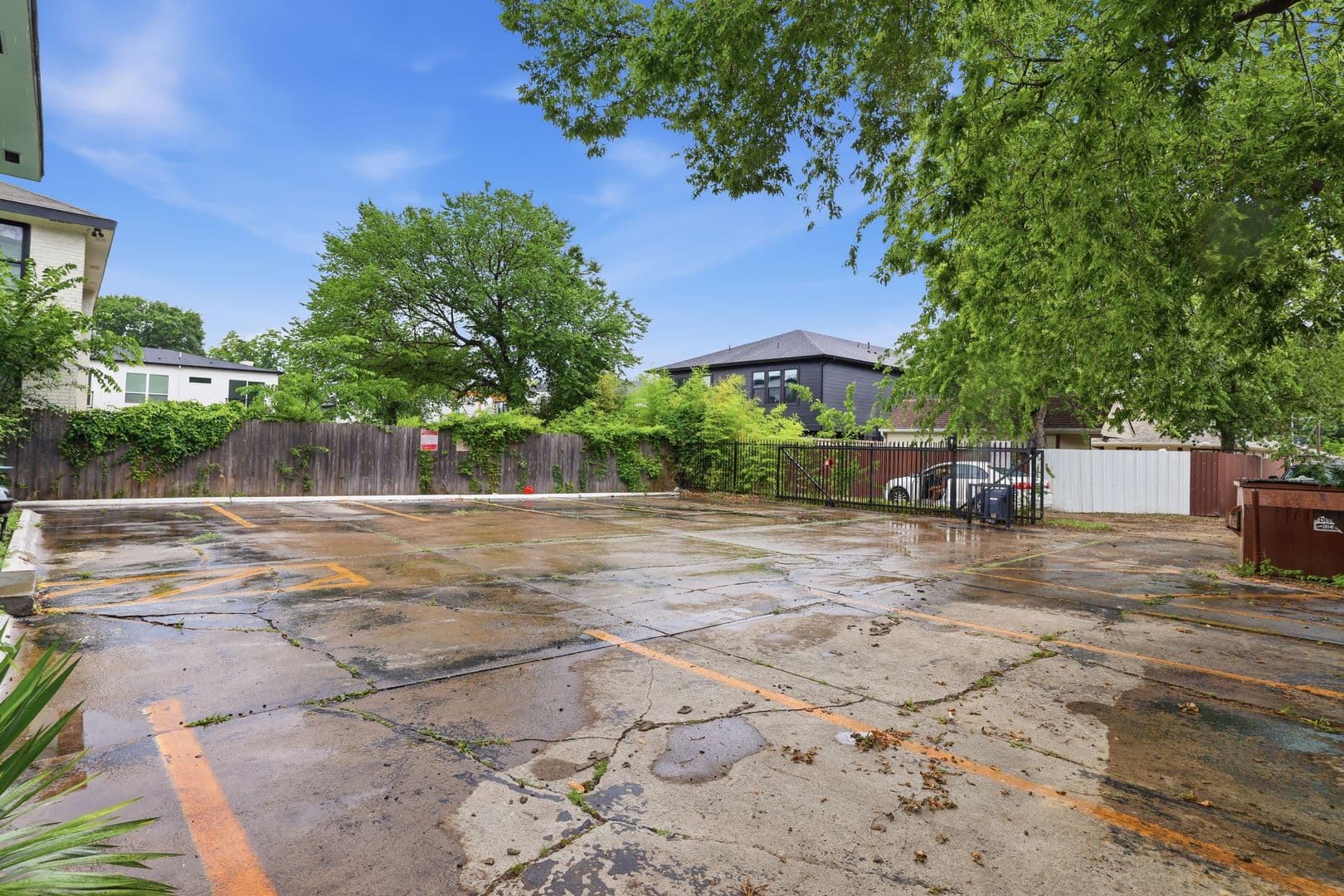 Dallas Apartment: 2313 N. Fitzhugh Ave