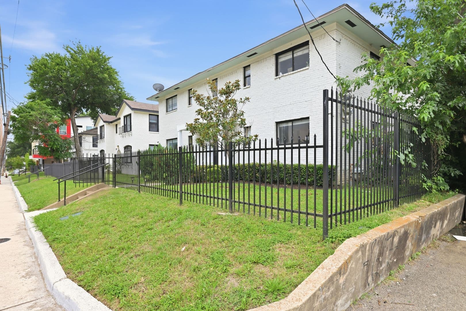 Dallas Apartment: 2313 N. Fitzhugh Ave