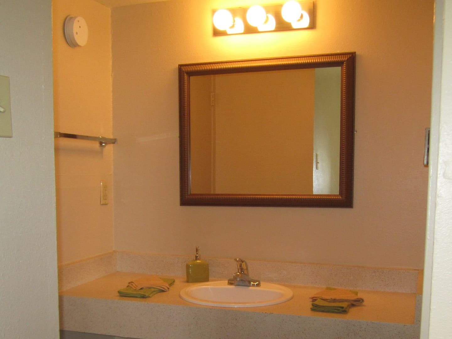 Albuquerque Apartment: 6230 Indian School Rd NE