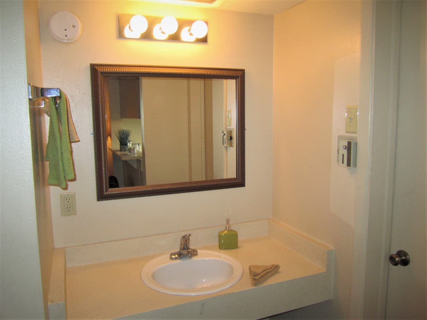 Albuquerque Apartment: 6230 Indian School Rd NE