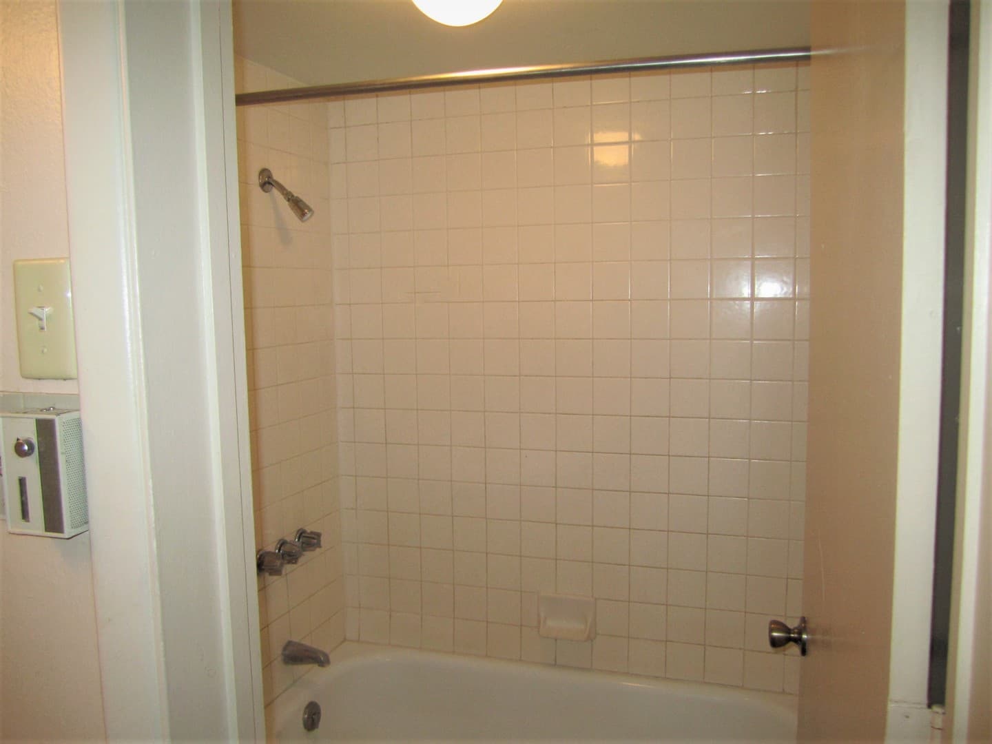 Albuquerque Apartment: 6230 Indian School Rd NE