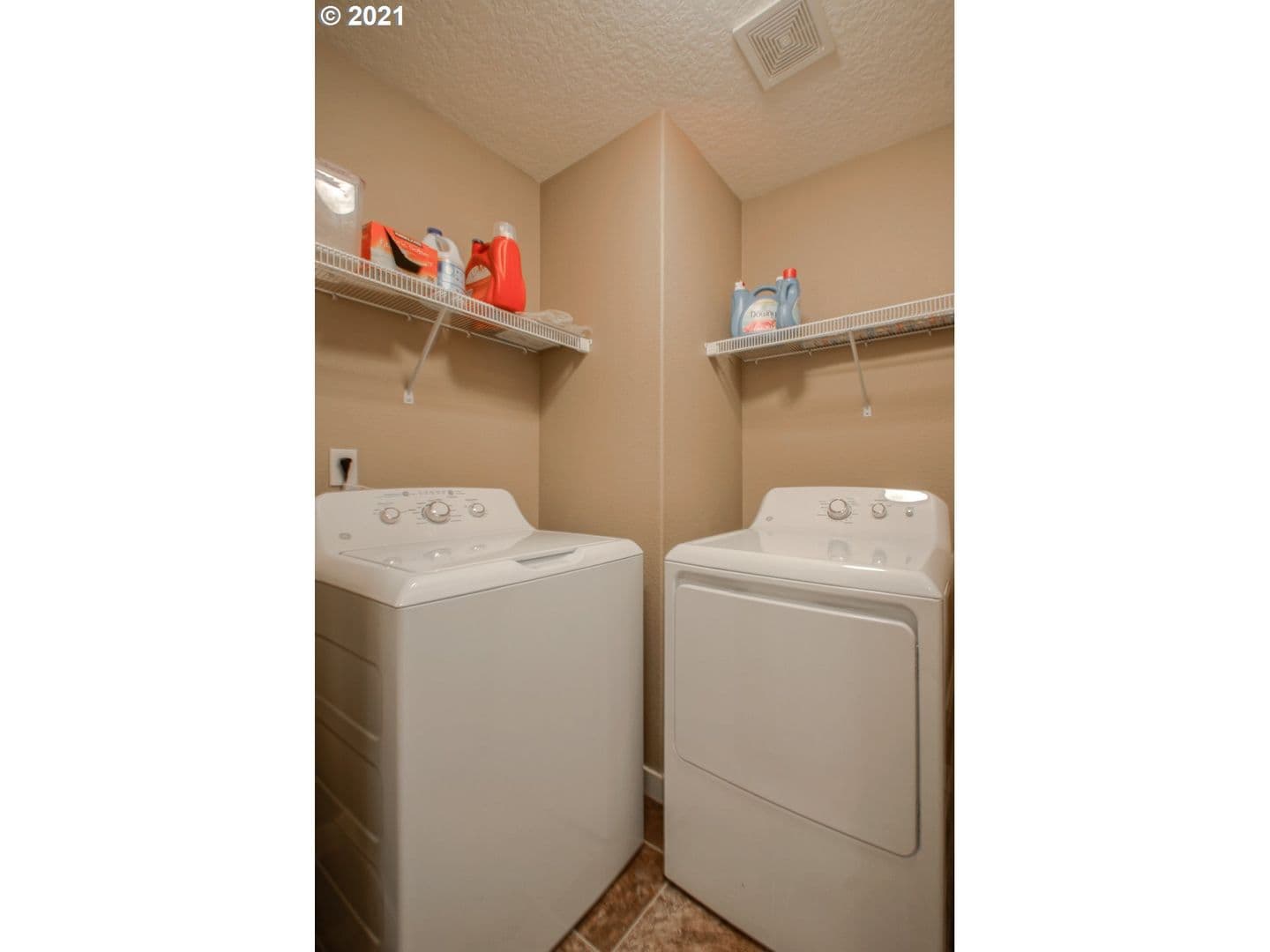 Newberg House: 568 Donna Drive