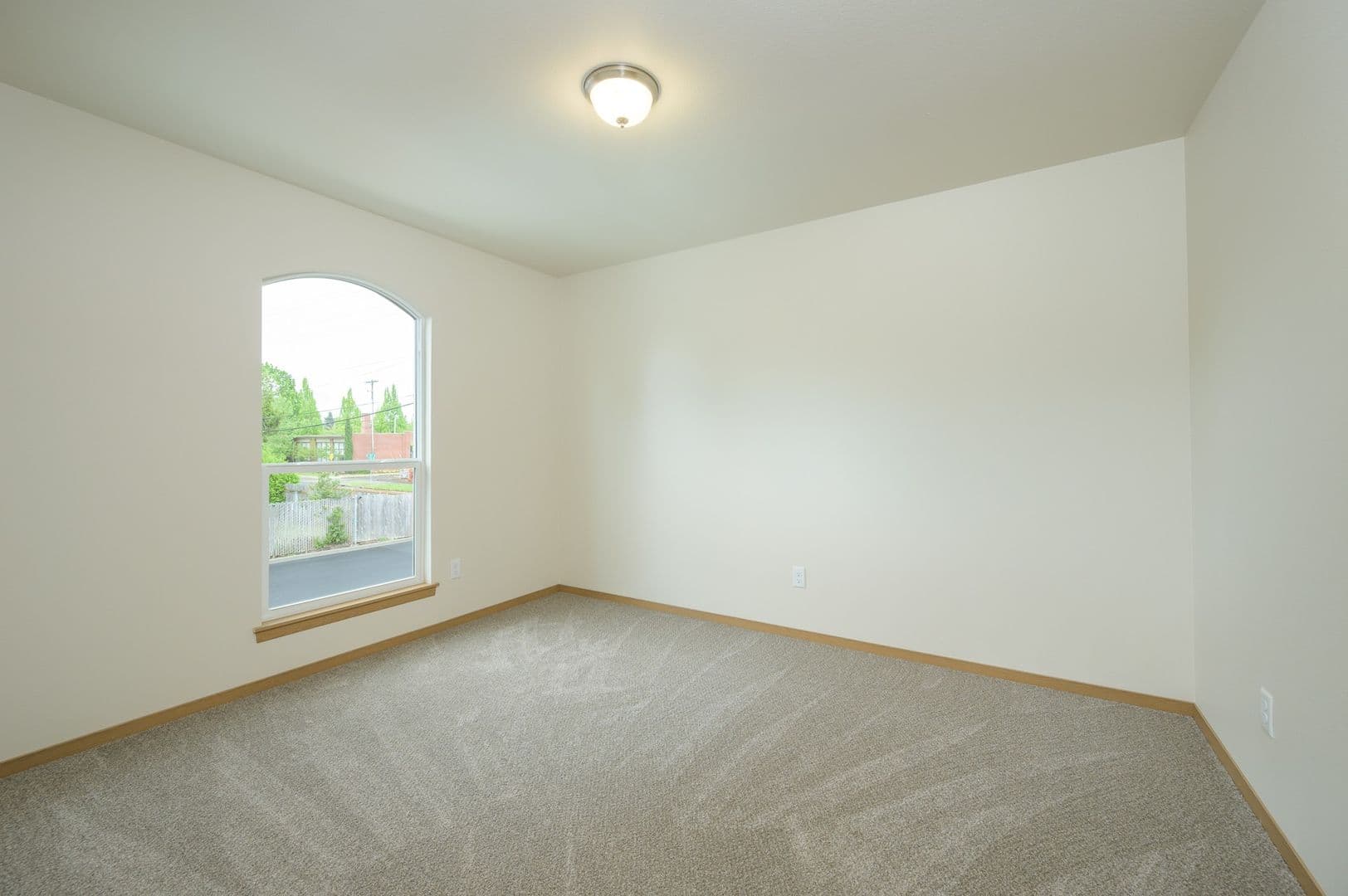 McMinnville Apartment: 1025 NE 1st St.