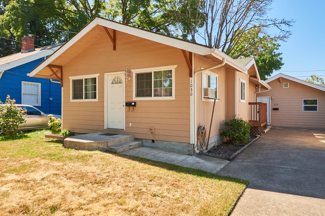 Salem House: 1030 NE Norway Street