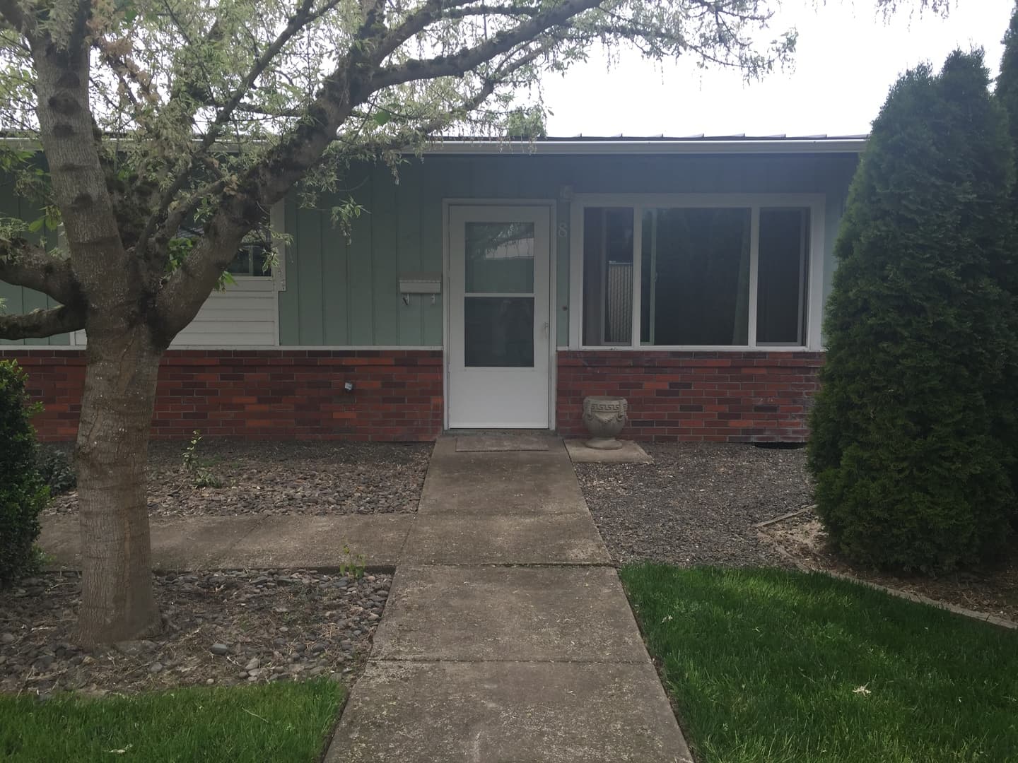 McMinnville Apartment: 319 NE 17th Street