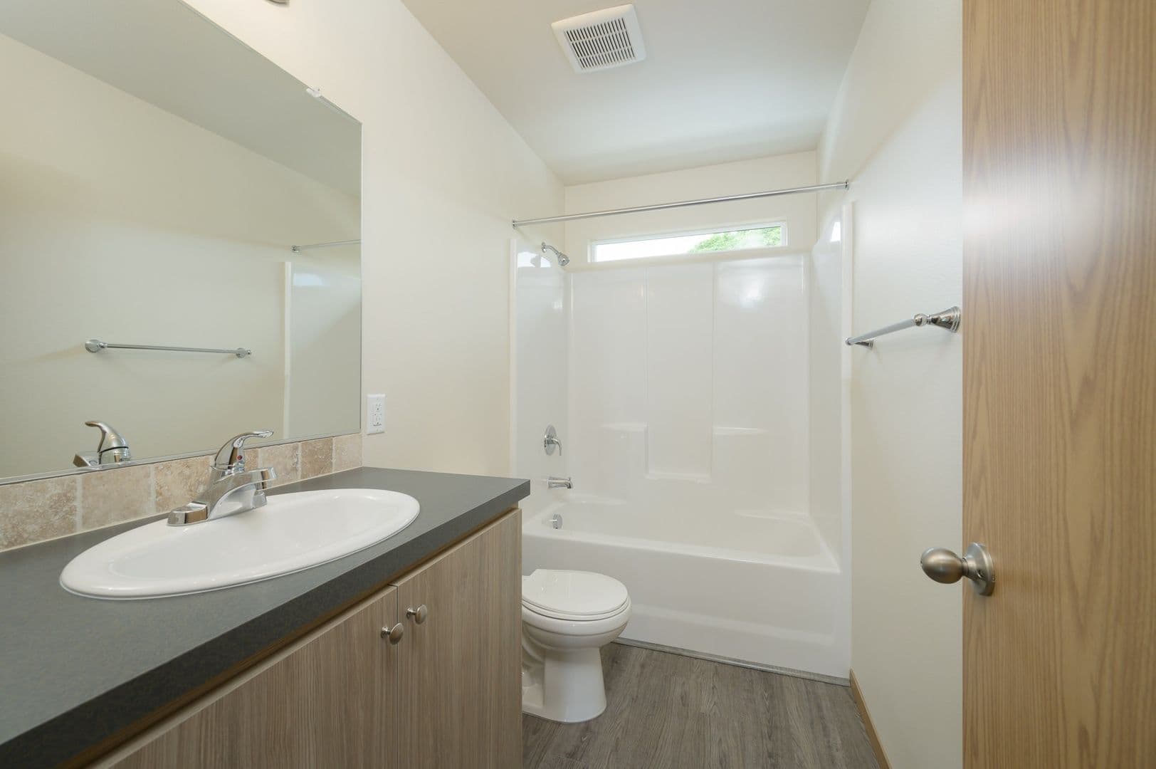McMinnville Apartment: 1025 NE 1st St.