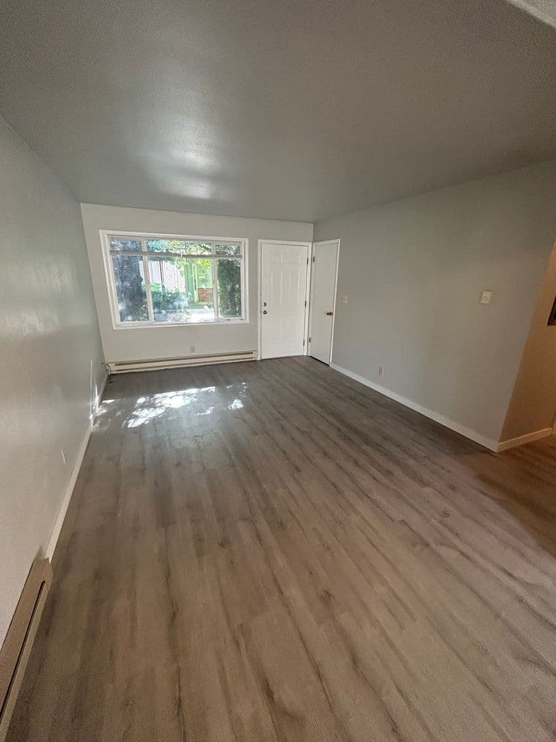 McMinnville Apartment: 319 NE 17th Street