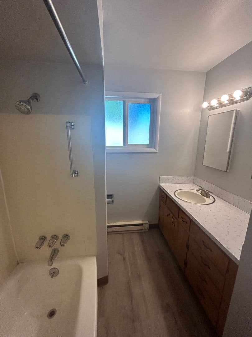 McMinnville Apartment: 319 NE 17th Street