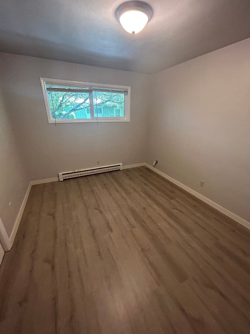 McMinnville Apartment: 319 NE 17th Street