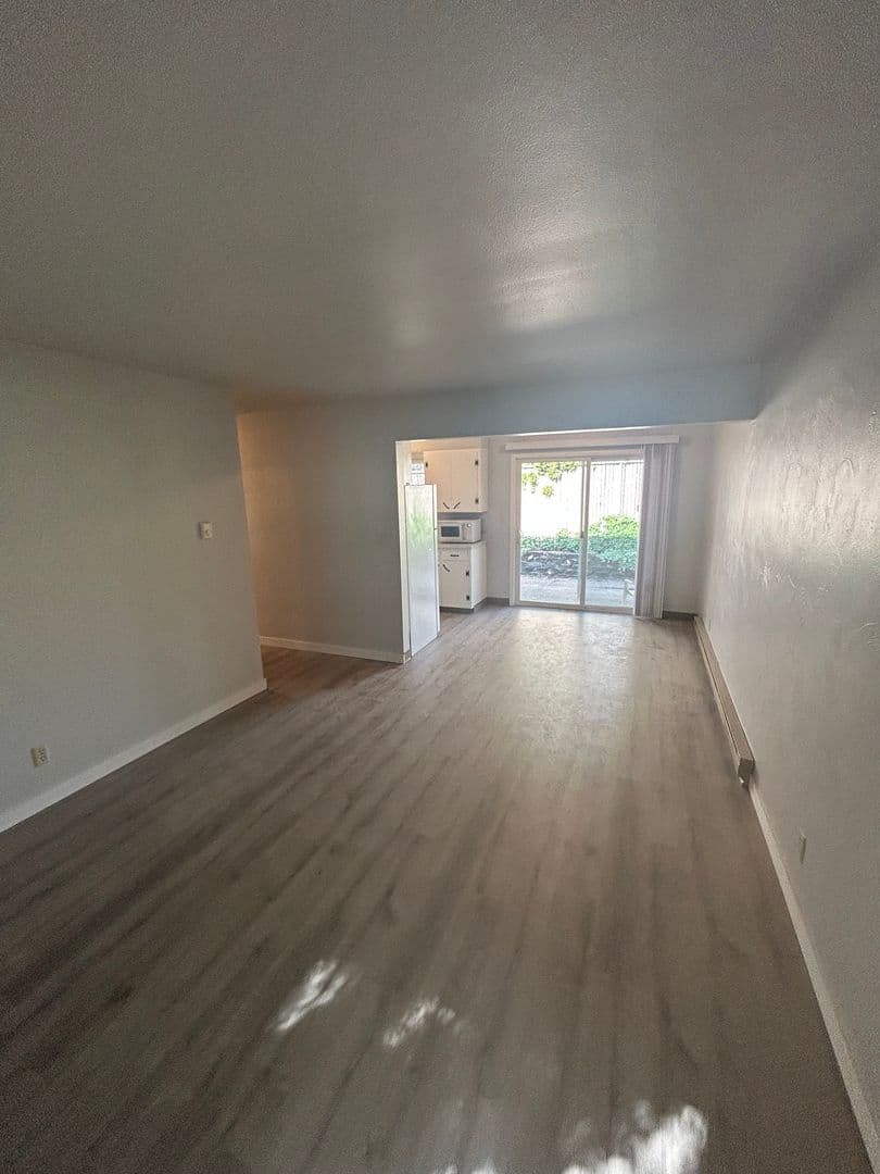 McMinnville Apartment: 319 NE 17th Street