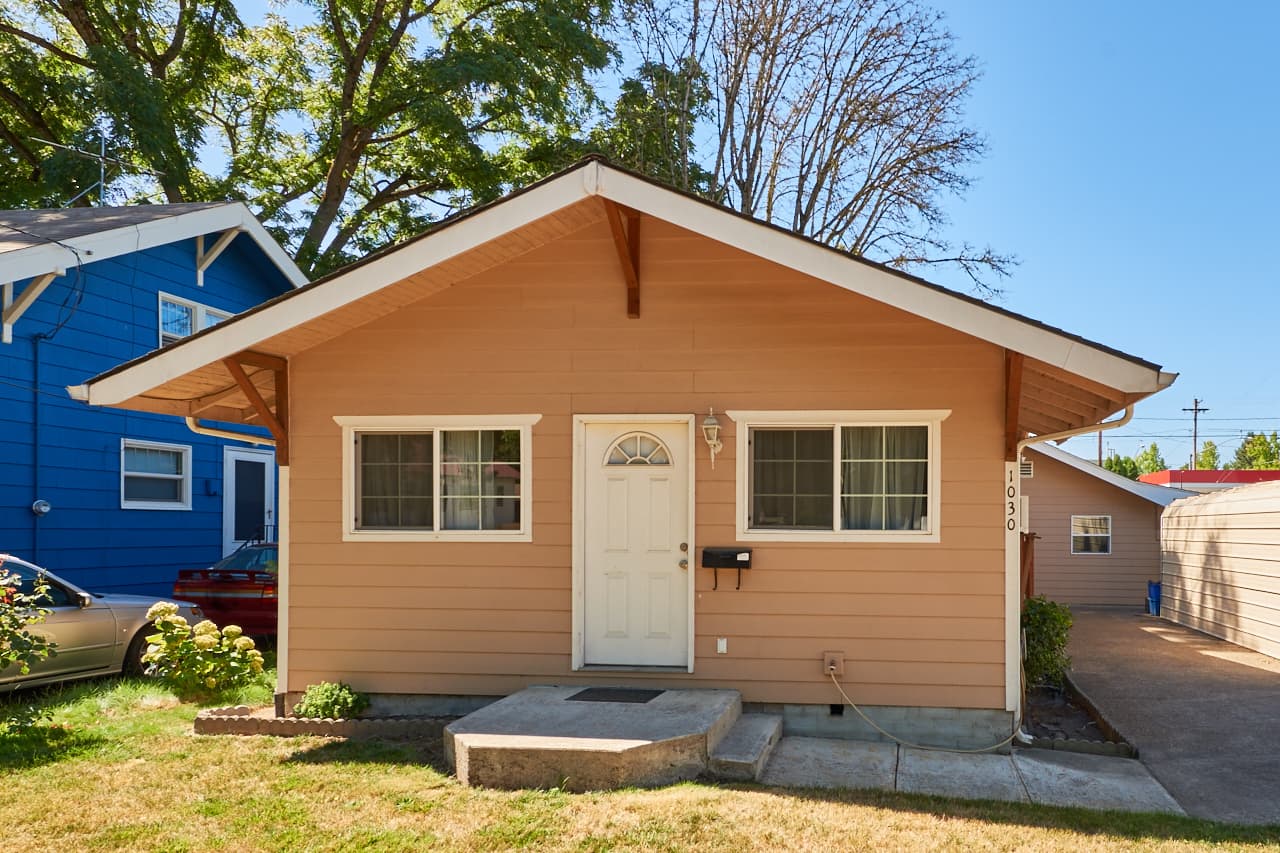 Salem House: 1030 NE Norway Street